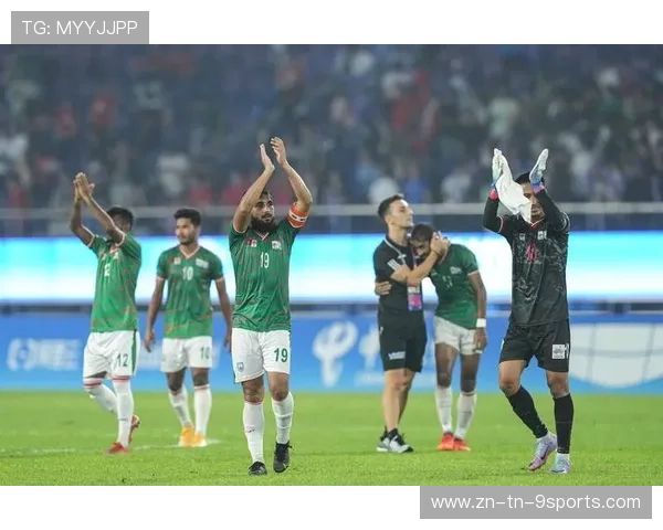 赛后球员互相致意，体育精神受到赞扬，球赛胜利 队员抱在一起