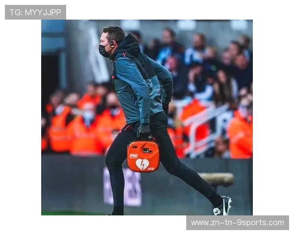 【足球惊魂】门将出击过猛，撞上广告牌瞬间成硬核瞬间